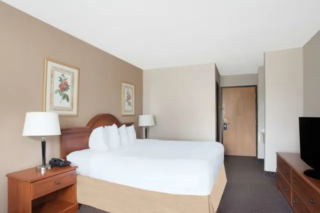 Baymont Inn & Suites by Wyndham San Marcos Outlet Malls - photo 3