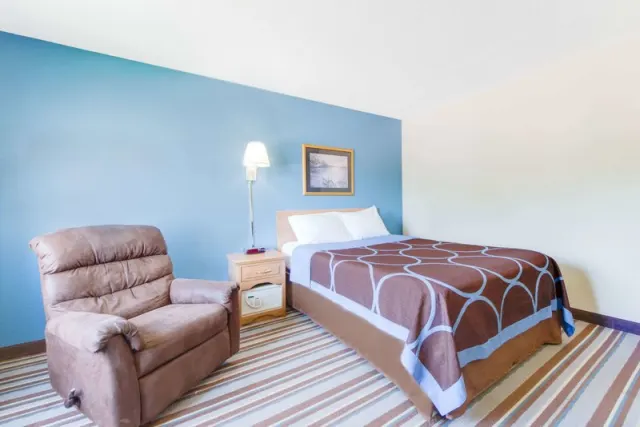 Super 8 by Wyndham Burlington - photo 4