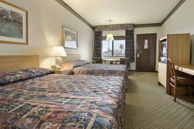 Travelodge by Wyndham Commerce Los Angeles Area - photo 4