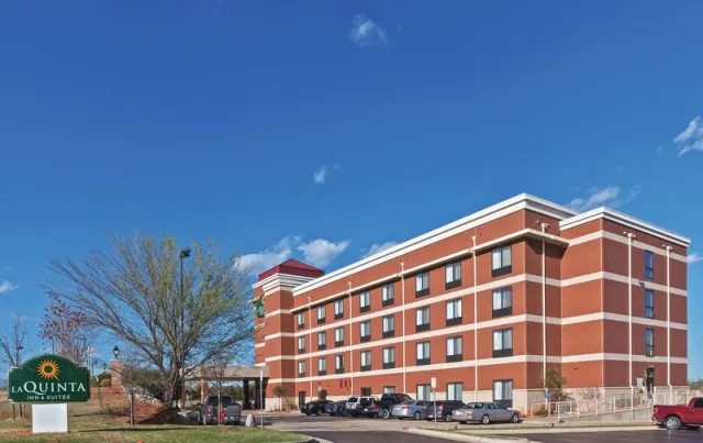 La Quinta Inn  Suites by Wyndham Edmond - photo 3