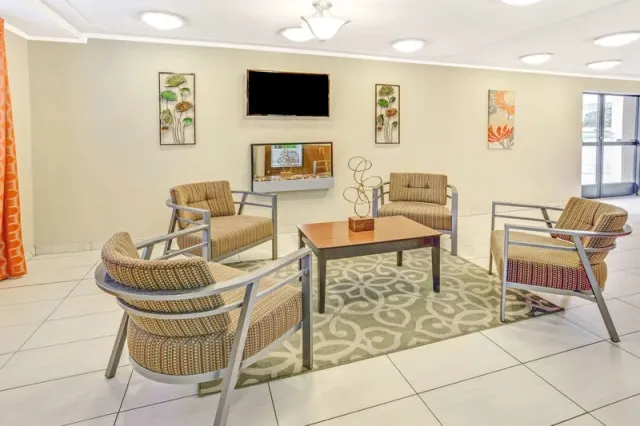 Days Inn & Suites by Wyndham Indianapolis Airport East - photo 4