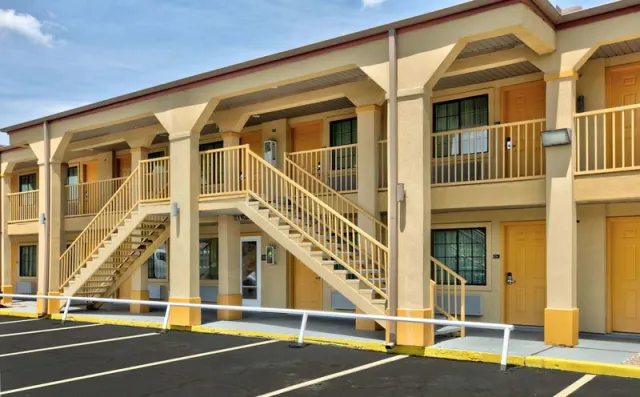 Super 8 by Wyndham Palestine TX - photo 2