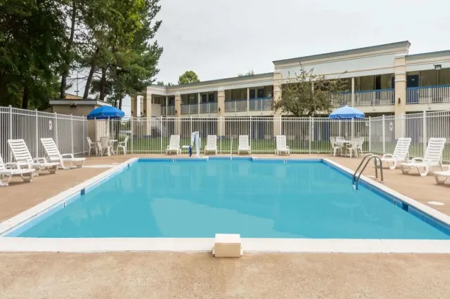 Days Inn by Wyndham Fredericksburg North - photo 2