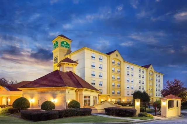 La Quinta Inn & Suites by Wyndham Atlanta Ballpark/Galleria - photo 2