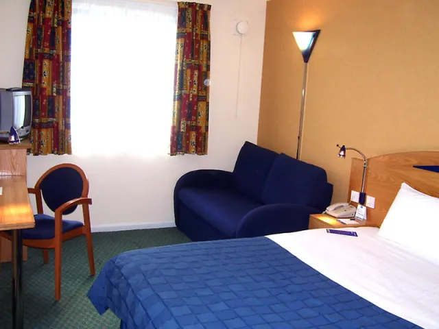 Holiday Inn Express London - Luton Airport - photo 2