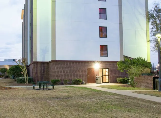 Hampton Inn & Suites Jackson Coliseum - photo 3