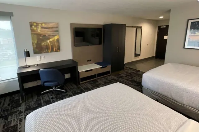 La Quinta Inn & Suites by Wyndham South Bend near Notre Dame - photo 3