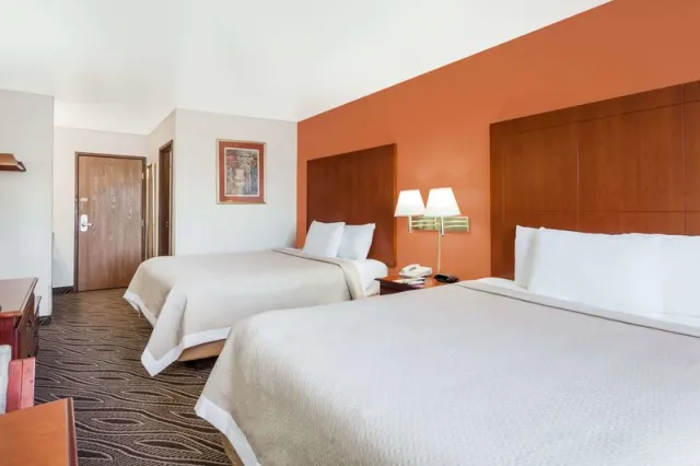Days Inn by Wyndham Dyersburg - photo 4