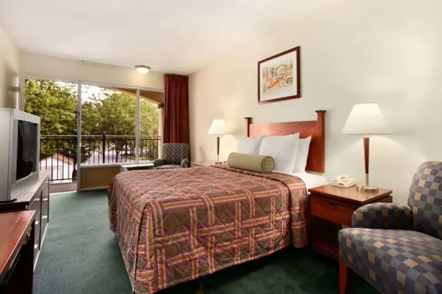 Travelodge by Wyndham Waukegan Gurnee, Illinois