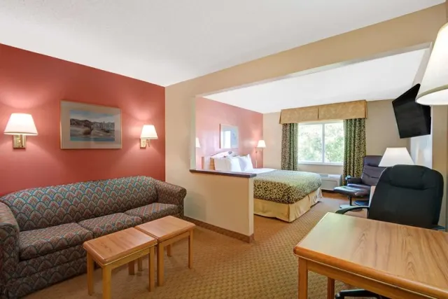 Days Inn  Suites by Wyndham Airport Albuquerque - photo 3
