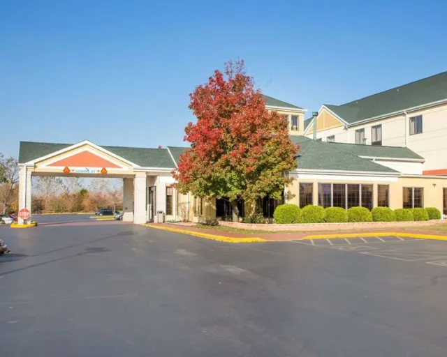 La Quinta Inn  Suites By Wyndham South Holland, Illinois