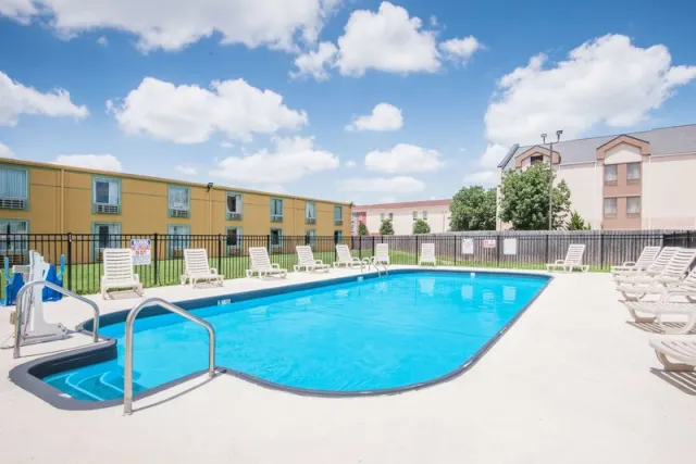 Days Inn by Wyndham Joplin - photo 2