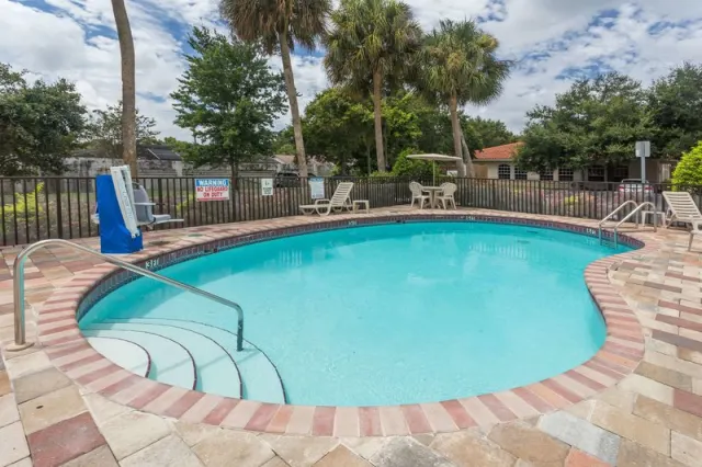 Days Inn by Wyndham Sarasota I-75 - photo 2