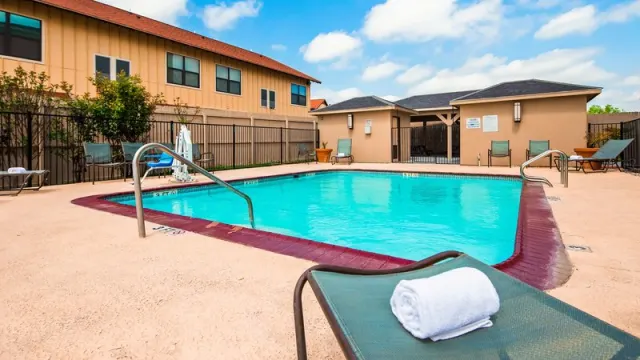 Best Western Plus Carrizo Springs Inn  Suites - photo 2