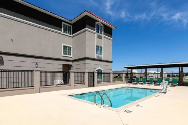La Quinta Inn & Suites by Wyndham Midland North - photo 3