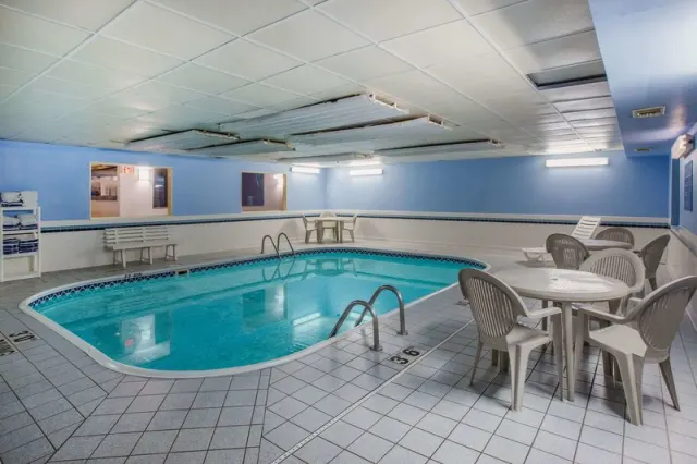 Ramada by Wyndham Sioux Falls - photo 2