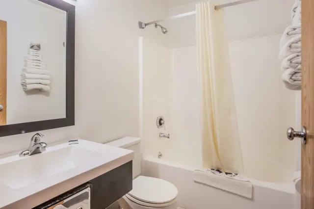 Americas Best Value Inn & Suites - photo 3