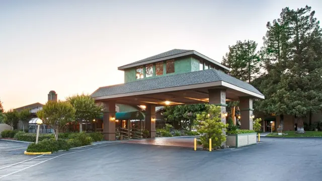 Best Western Plus Forest Park Inn - photo 2