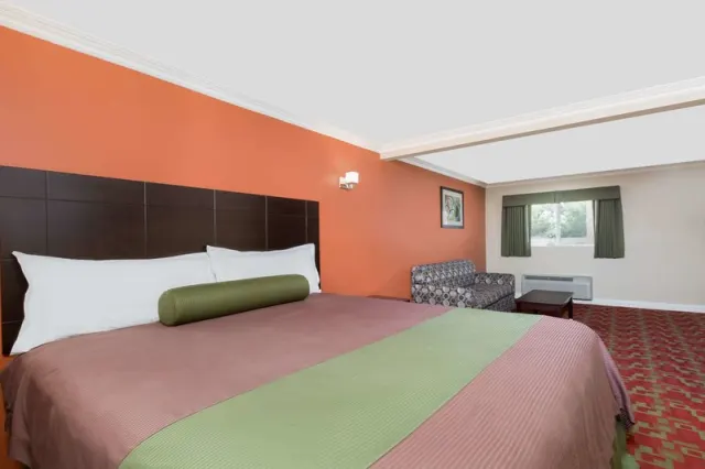 Travelodge Inn  Suites Bell Los Angeles Area - photo 3