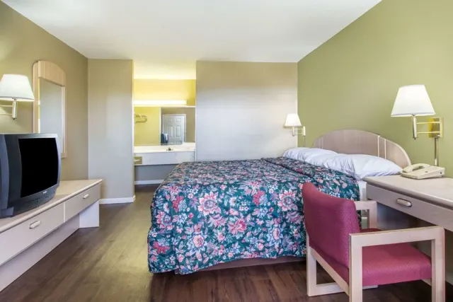 Super 8 by Wyndham Monticello - photo 3