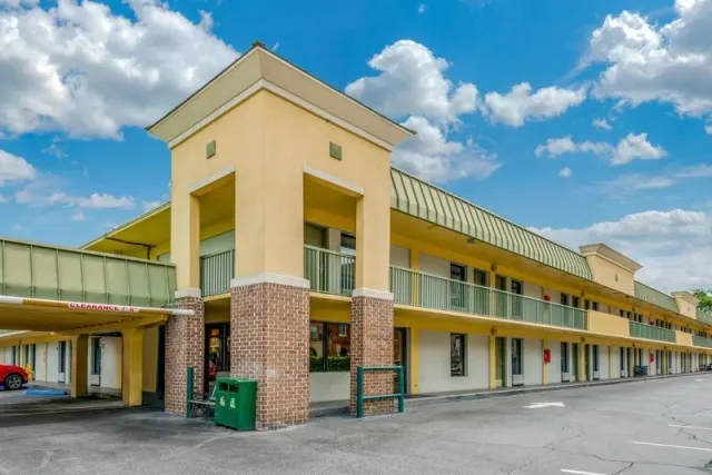 Quality Inn Savannah Historic District - photo 2