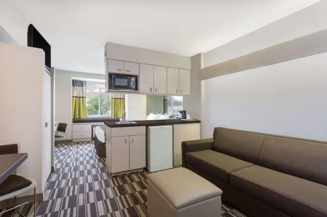 Microtel Inn  Suites by Wyndham Richmond Airport - photo 4
