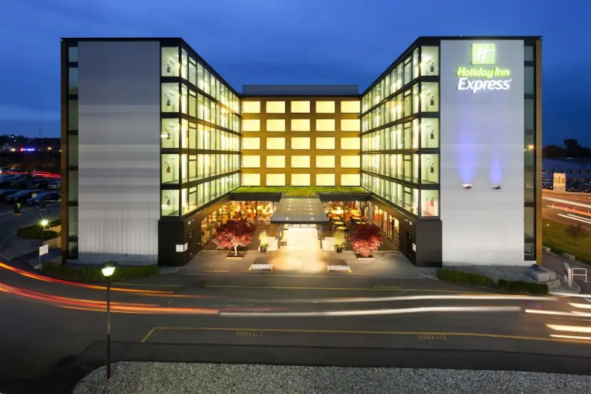 Holiday Inn Express Zürich Airport - photo 1