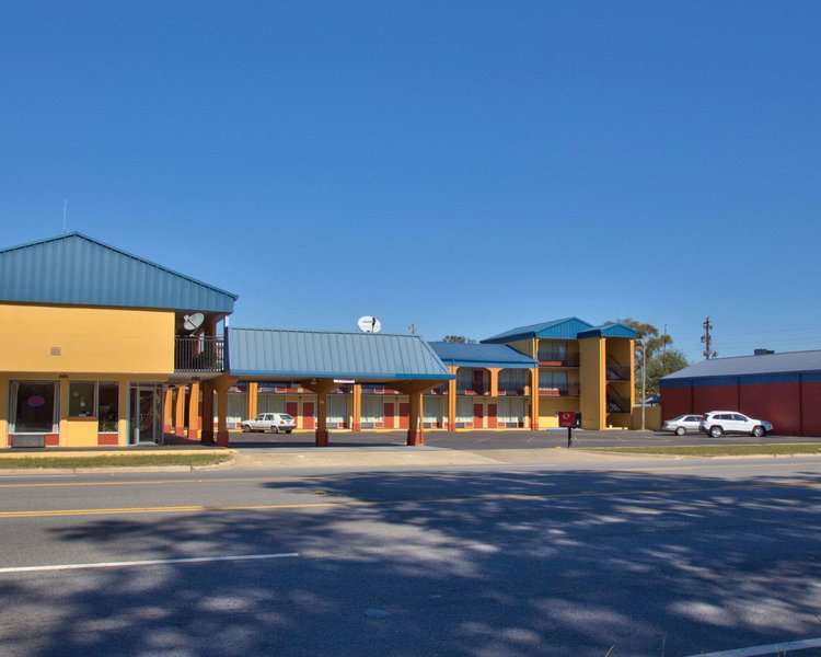 Econo Lodge - photo 1
