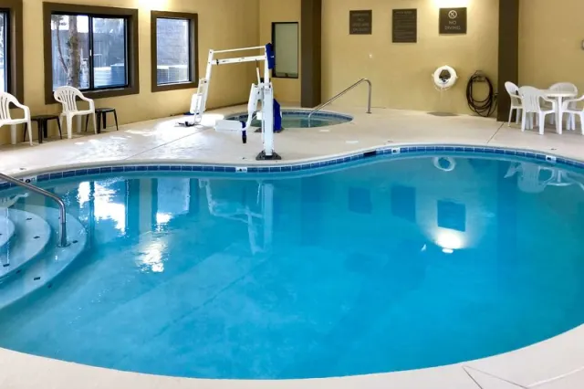 Vista Suites Pigeon Forge, SureStay Collection by BW - photo 3