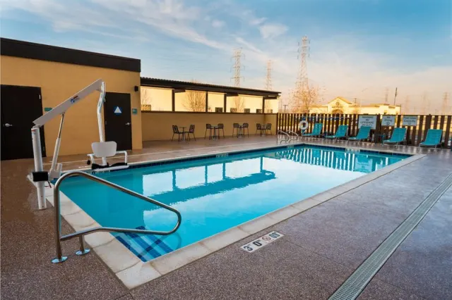 Home2 Suites by Hilton Bakersfield - photo 4