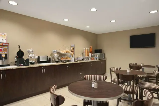 Microtel Inn  Suites by Wyndham Mineral WellsParkersburg - photo 2