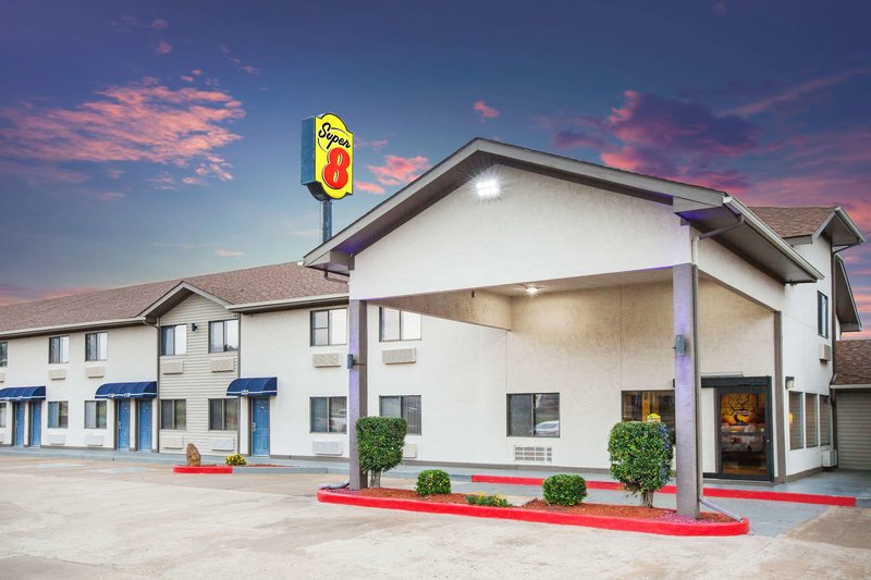 Super 8 by Wyndham Van Buren/Ft. Smith Area - photo 1