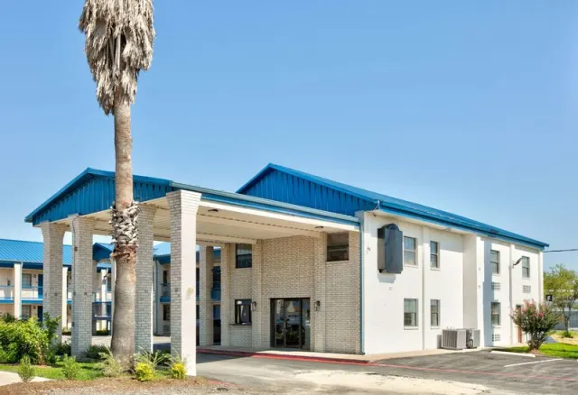 Super 8 by Wyndham Victoria/South/Hwy 59, Victoria