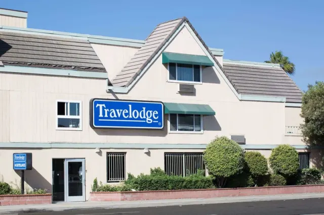 Travelodge by Wyndham SunsetHuntington Beach Ocean Front - photo 2