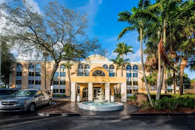 La Quinta Inn & Suites by Wyndham Fort Lauderdale Tamarac - photo 4