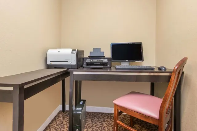 Hawthorn Extended Stay by Wyndham Wichita - photo 3