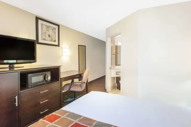 Travelodge by Wyndham Romulus Detroit Airport - foto 3