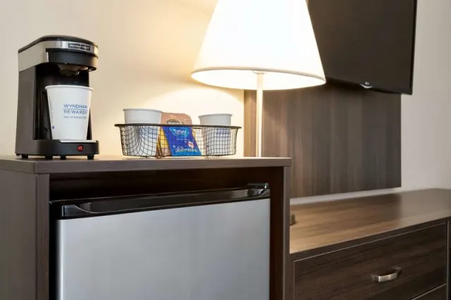 Travelodge Hotel by Wyndham Kingston Lasalle - photo 4