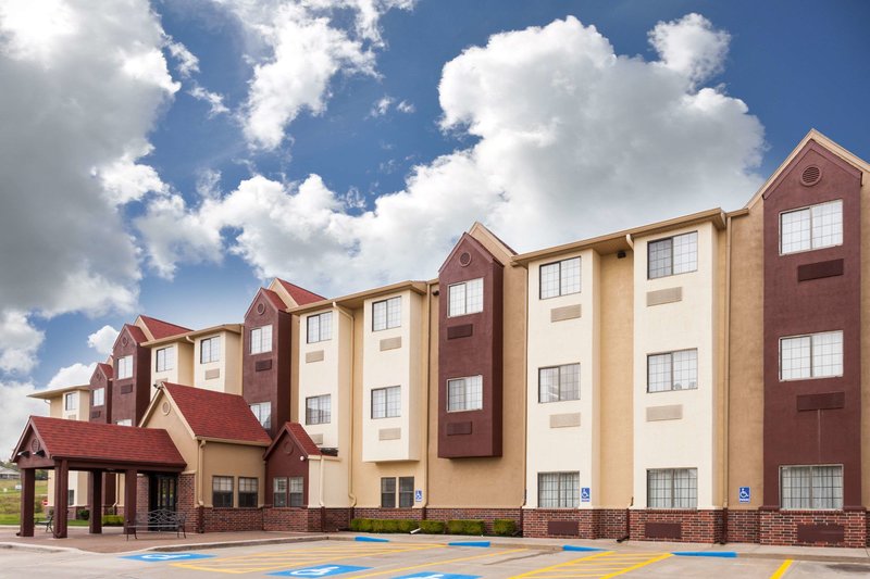 Days Inn by Wyndham near Kansas Speedway - photo 1