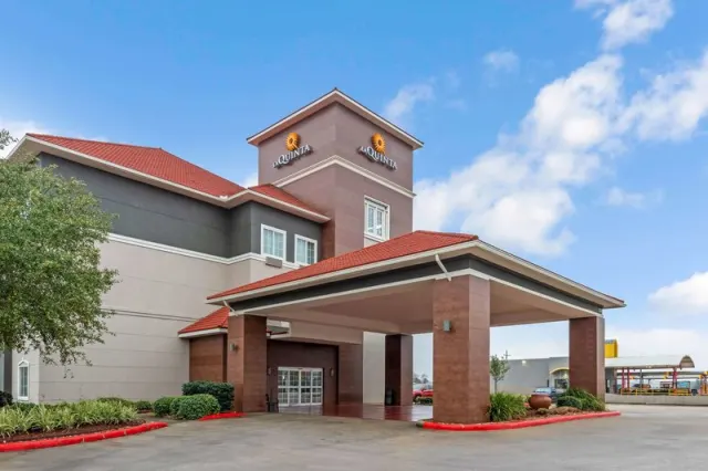 La Quinta Inn & Suites by Wyndham Orange - photo 2