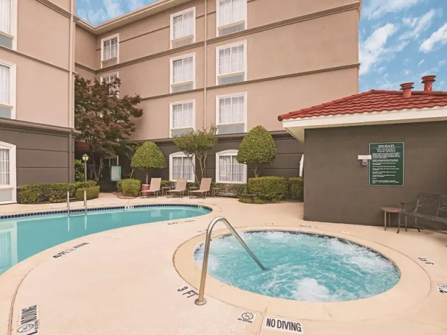 La Quinta Inn & Suites by Wyndham Fort Worth City View - photo 3