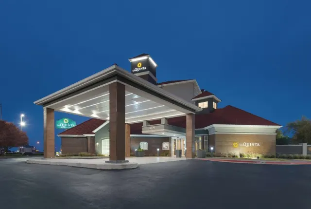 La Quinta Inn  Suites by Wyndham Oklahoma City  NW Expwy - photo 2