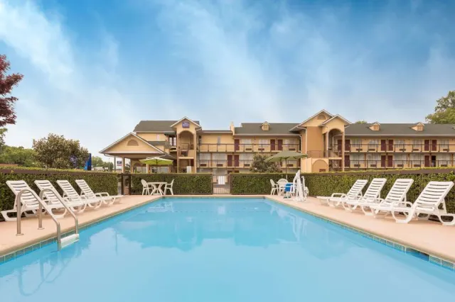 Baymont by Wyndham Sevierville Pigeon Forge - photo 2