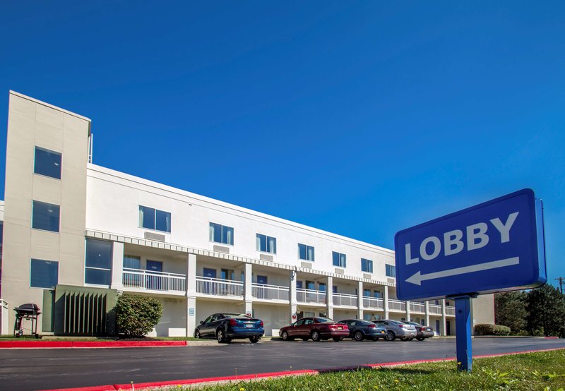 Motel 6 Buffalo Airport - photo 1
