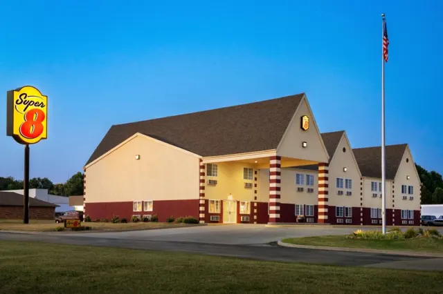 Super 8 by Wyndham Holton, Kansas