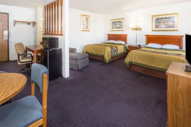 Super 8 by Wyndham Pontiac - photo 4