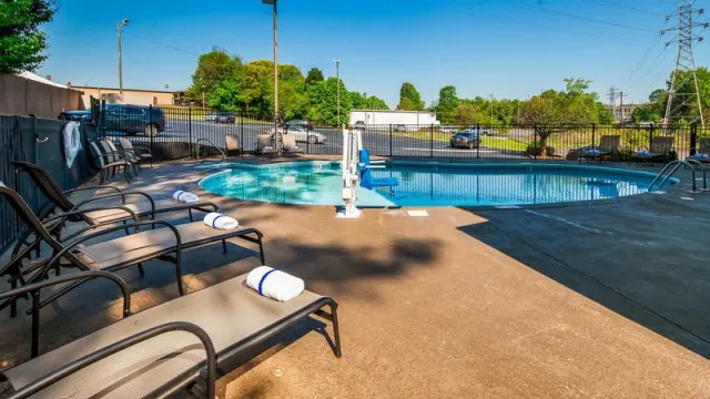 Best Western Plus Hanes Mall Hotel - photo 4