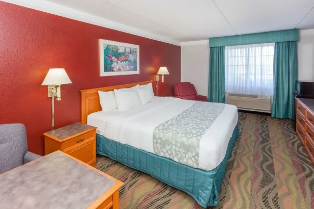 Days Inn  Suites by Wyndham Arlington Heights - photo 2