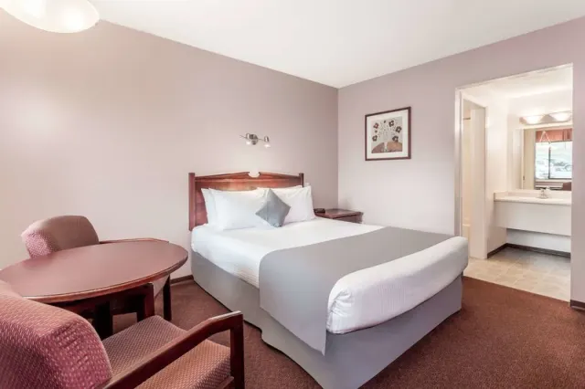 Super 8 by Wyndham Lake Country/Winfield Area - photo 4