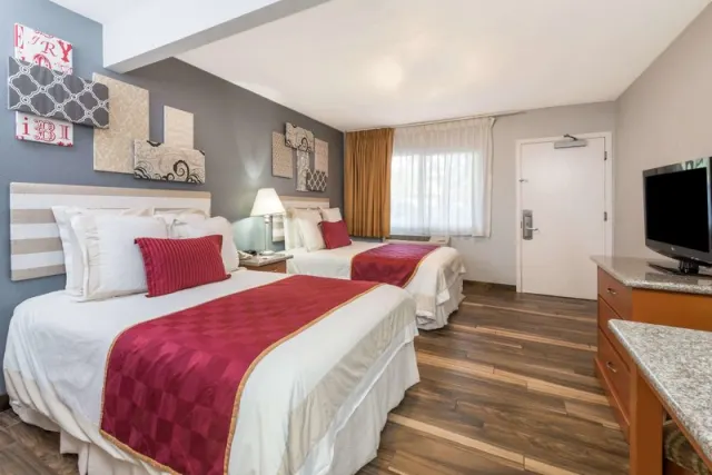 Ramada by Wyndham Near Seaworld  Mission Beach - photo 4